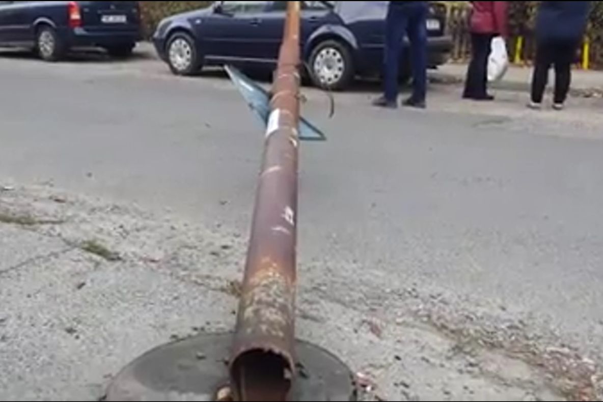 Angajat căzut cu tot cu stâlp în timp ce monta fibră optică FOTO