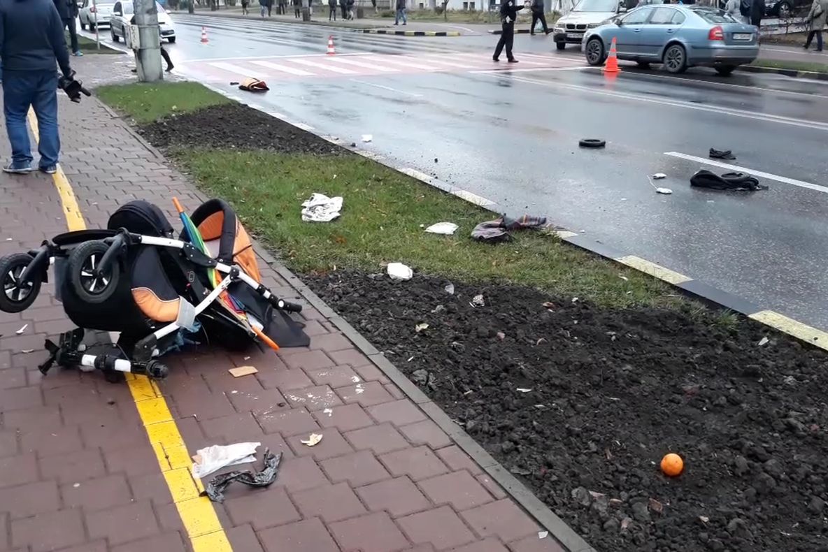 Copilul jandarmeriţei omorâte pe trecerea de pietoni va fi transferat cu un elicopter SMURD la Bucureşti