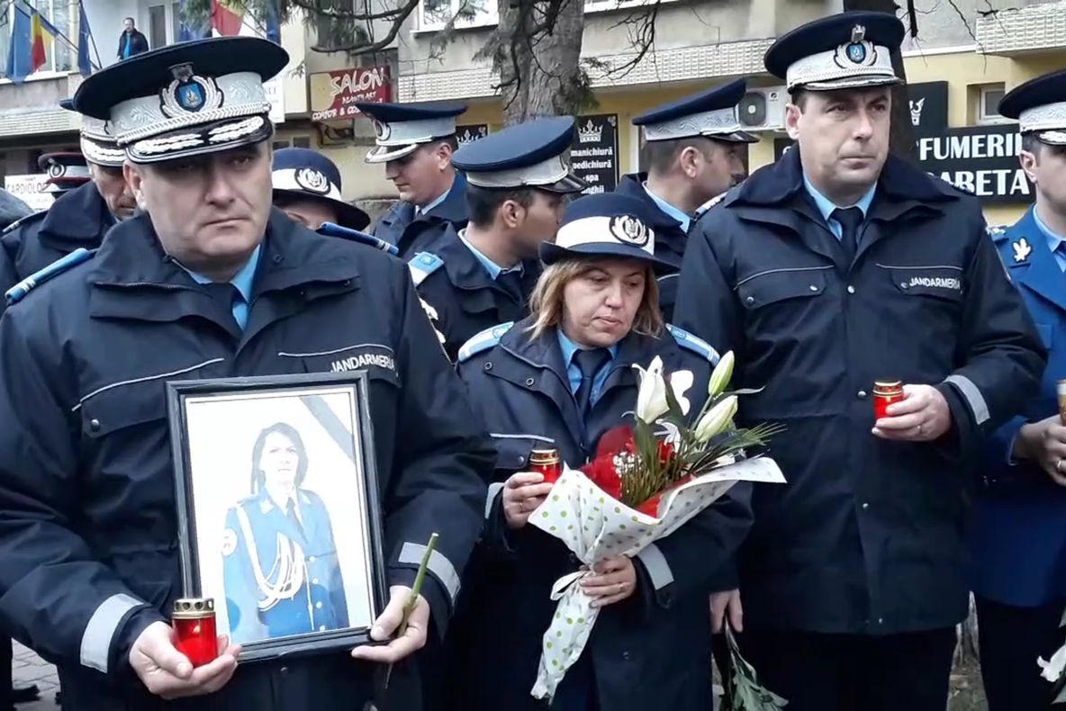 Lacrimi și flori pentru jandarmerița care și-a pierdut viața în tragicul accident rutier  VIDEO
