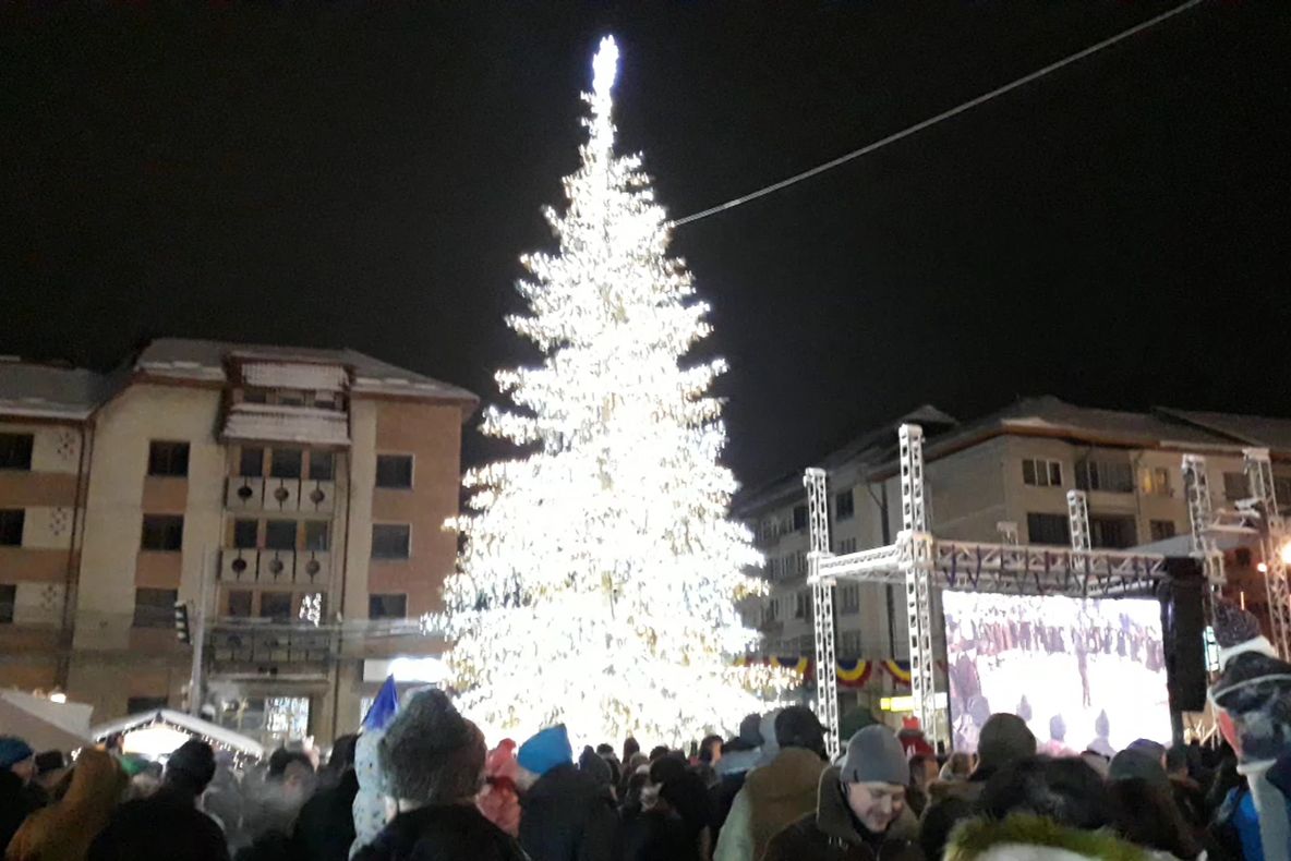 Mii de suceveni au participat la aprinderea luminilor în bradul de Crăciun FOTO