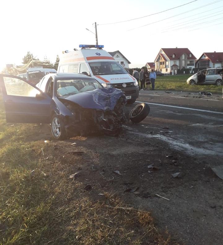 Trei persoane au fost rănite, după o depășire neregulamentară FOTO