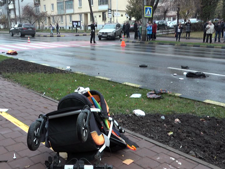 FOTO Un șofer vitezoman a spulberat o femeie și un copil pe o trecere de pietoni din Suceava