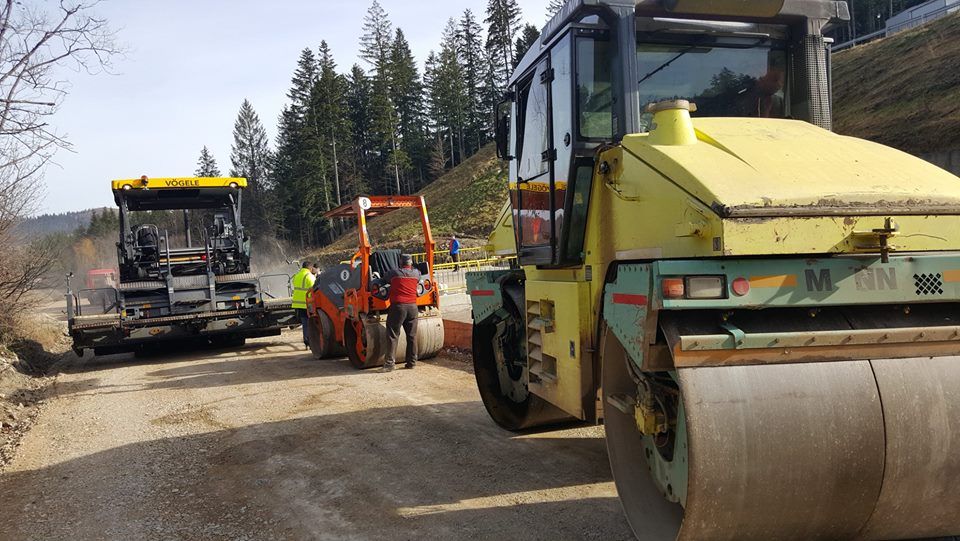 Lucrări de asfaltare pe drumul ce duce la pârtia de schi de pe Rarău FOTO