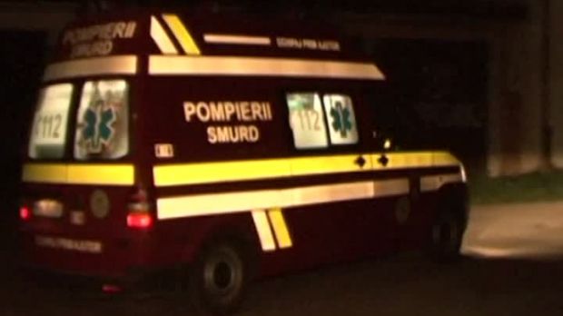 Un tânăr a ajuns la spital după ce s-a izbit violent cu mașina de stâlpul unei porți