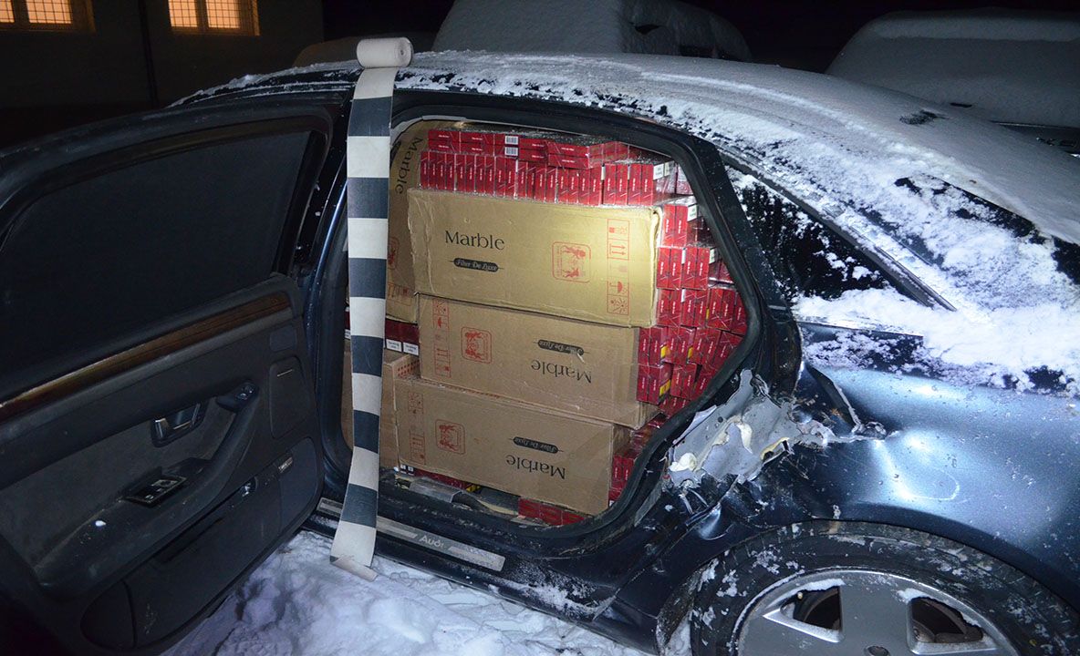FOTO Bolid burdușit cu țigări de contrabandă, abandonat pe marginea drumului