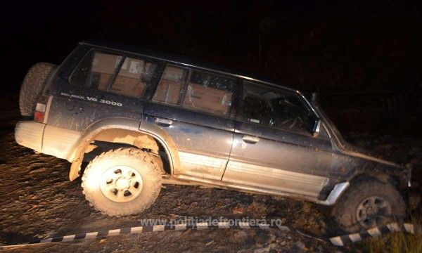 Autoturism de teren plin cu țigări de contrabandă, abandonat la Brodina