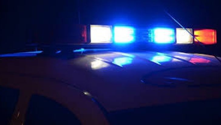 Băut și fără permis, un tânăr a abandonat mașina și a fugit de polițiști