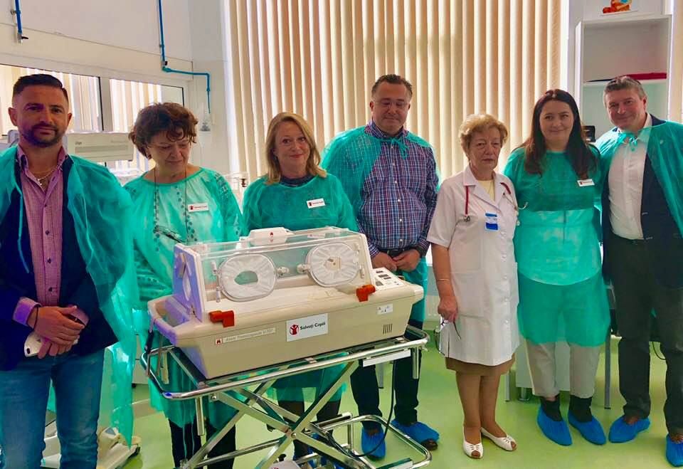 Două incubatoare de terapie intensivă, donate Maternității Fălticeni de Salvați Copiii Suceava