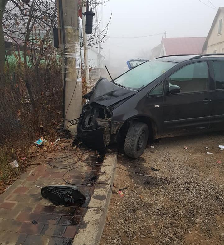 O mașină a intrat într-un stâlp, pe raza municipiului Rădăuți FOTO