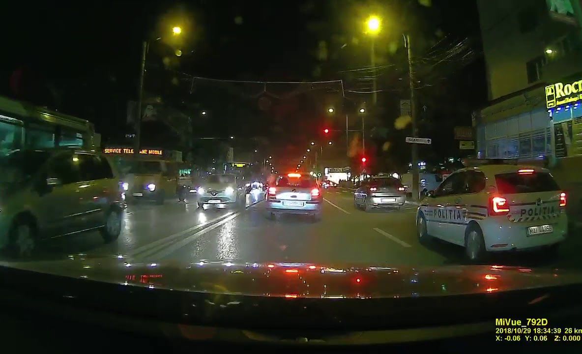 VIDEO Polițist filmat în timp ce vorbește la telefon și taie fața altei mașini în sensul giratoriu