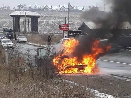 Un autoturism a luat foc în trafic, la Moara FOTO
