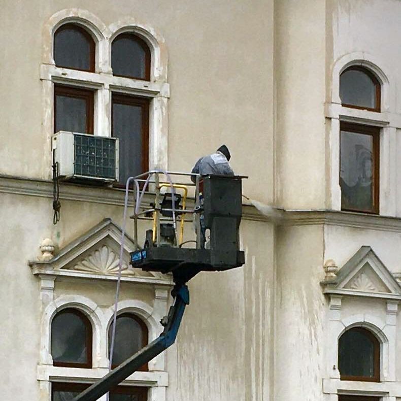 Cum distruge Dorel fațada unui monument istoric: O spală cu apă sub presiune, iar tencuiala se poate crăpa din cauza înghețului