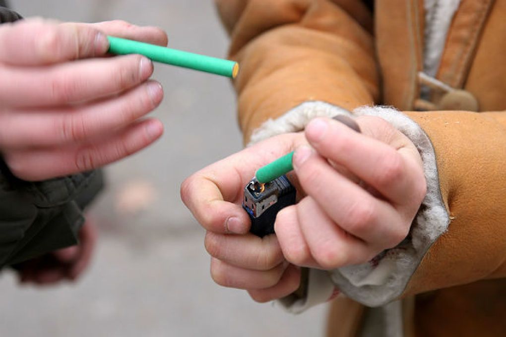 O adolescentă din Cajvana a ajuns la spital după ce i-a explodat o petardă în mână