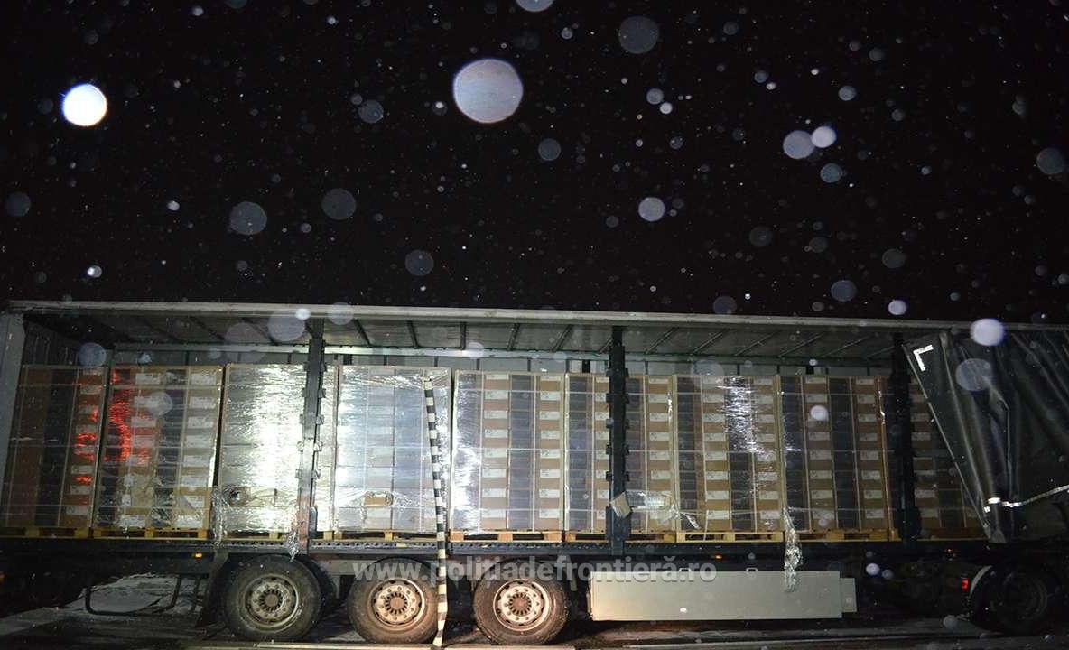 Șoferii celor două tiruri pline cu un milion de pachete cu țigări au fost arestați preventiv FOTO