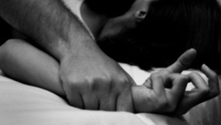 Un individ a fost arestat după ce a violat pe marginea drumului o femeie