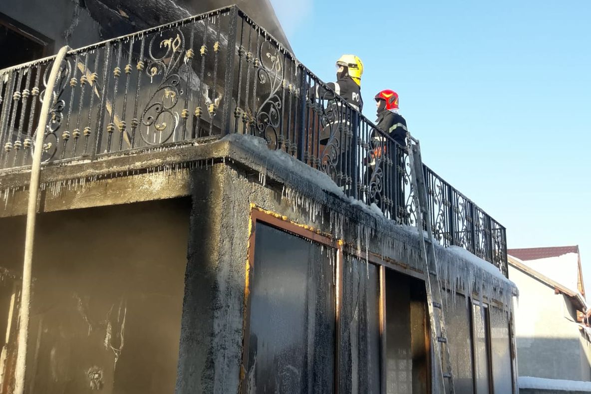 Casa unui humorean plecat la muncă în străinatate, incendiată de o persoană necunoscută FOTO
