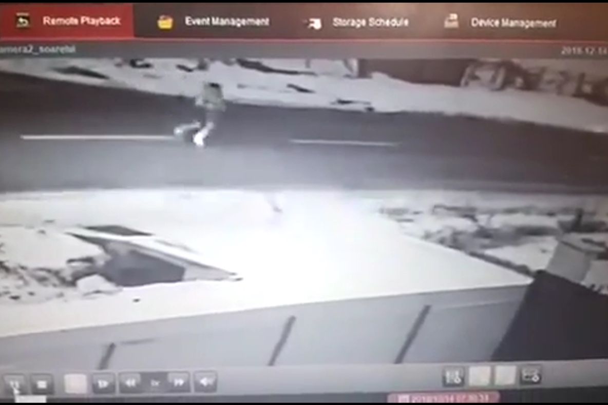 Femeie lovită în plin de o mașină. Momentul impactului, surprins de camerele de supraveghere VIDEO