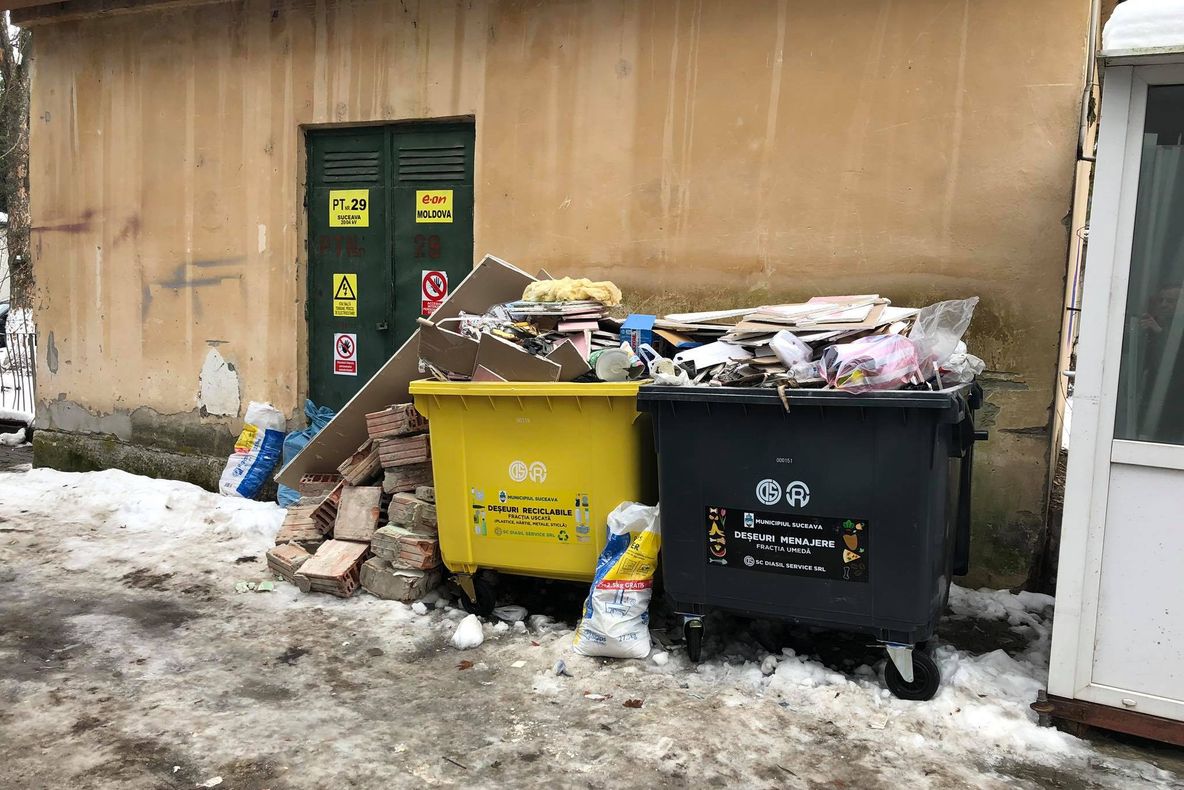 FOTO Firmă amendată cu 2.000 de lei pentru molozul aruncat la gunoi