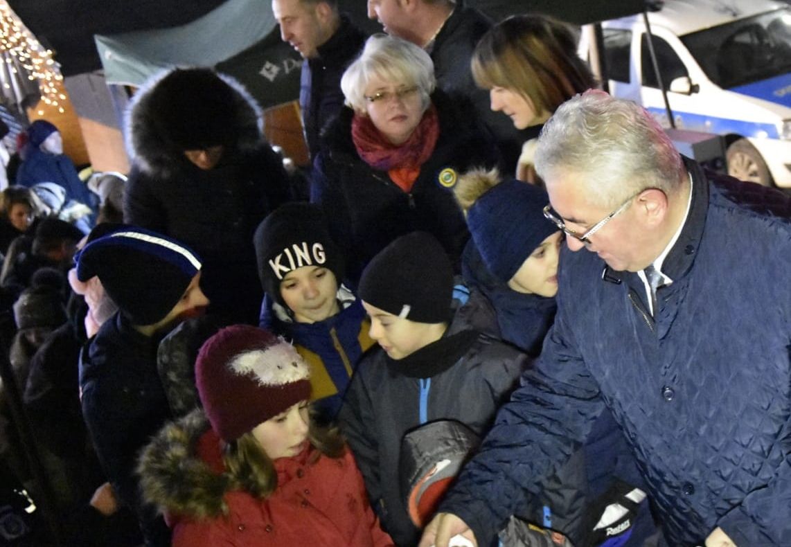 FOTO Cinci mii de cadouri au fost împărțite, miercuri, copiilor din Suceava