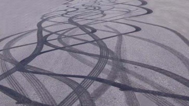 Drifturi pe o stradă din municipiul Câmpulung Moldovenesc. Un tânăr s-a ales cu dosar penal
