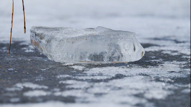 Un bărbat a murit după ce a alunecat pe gheață și s-a lovit la cap