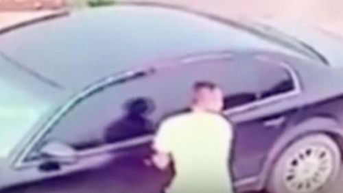 Un individ a fost prins de proprietar în timp ce fura din mașină