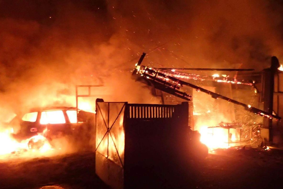 Un autoturism a luat foc într-un garaj din localitatea Sfântu Ilie