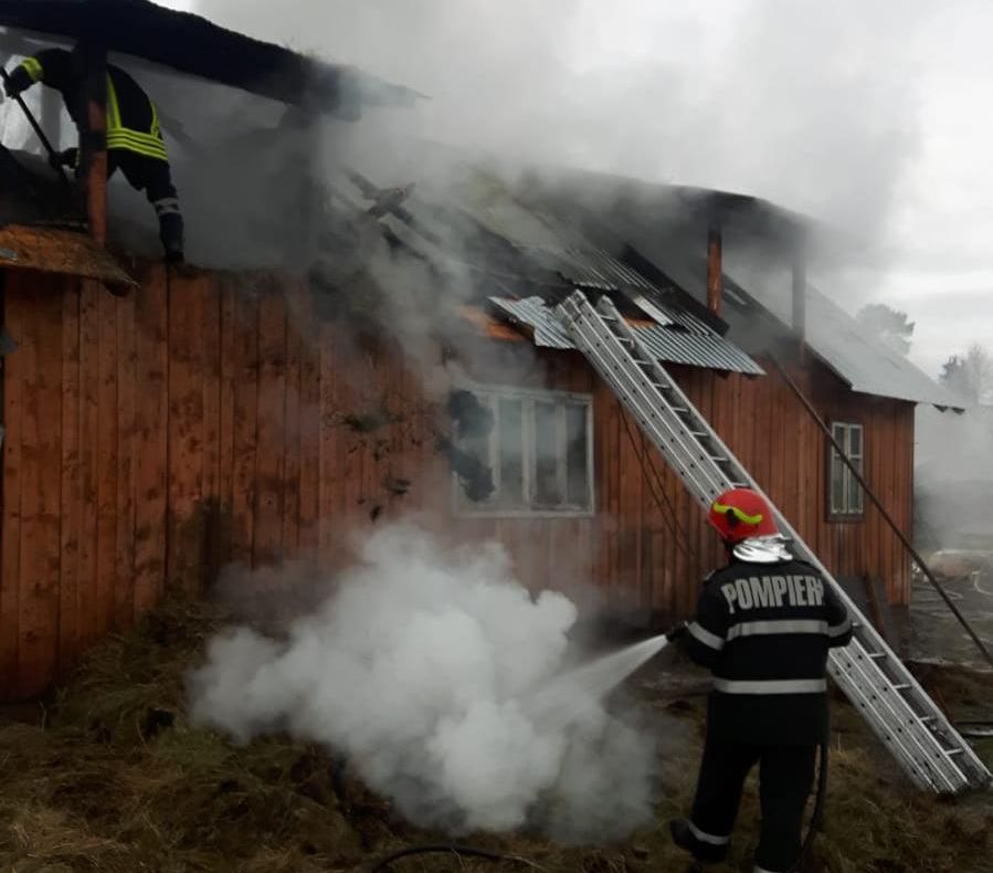Gospodărie din Panaci, cuprinsă de un incendiu din cauza unui scurtcircuit FOTO