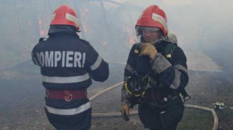 Incendiu la o gospodărie din cauza unui butelii care scăpa gaz. Proprietara a suferit arsuri la nivelul feței
