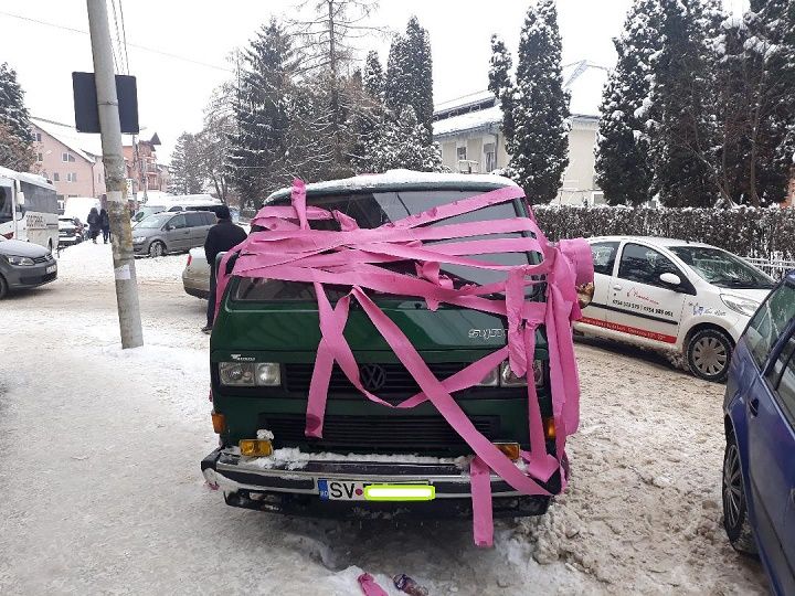 Un șofer și-a găsit mașina învelită în hârtie igienică, la Fălticeni FOTO