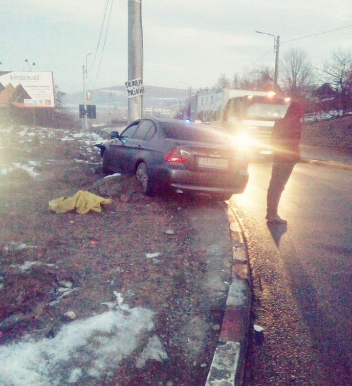 Șofer rănit după ce a intrat cu mașina într-un stâlp FOTO