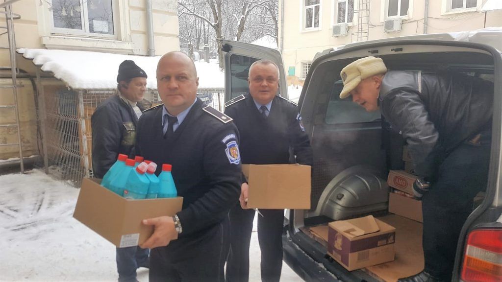 Polițiștii locali suceveni au oferit cadouri copiilor de la Centrul de Zi “Sfânta Vineri” și bătrânilor de la Căminul Solca FOTO