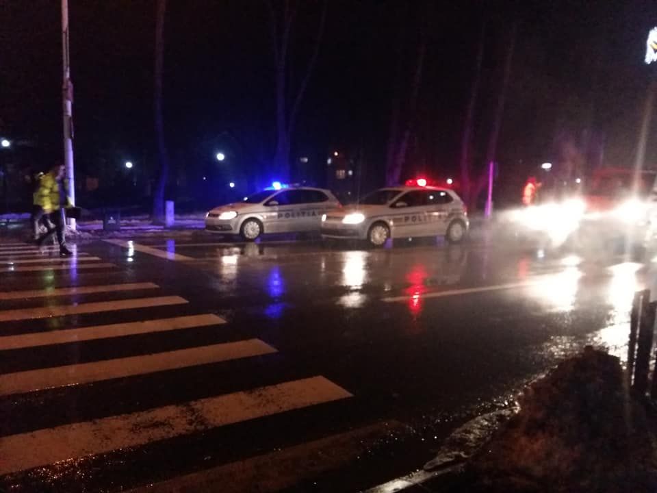 Femeie accidentată pe trecerea de pietoni de o mașină condusă de un șofer beat FOTO