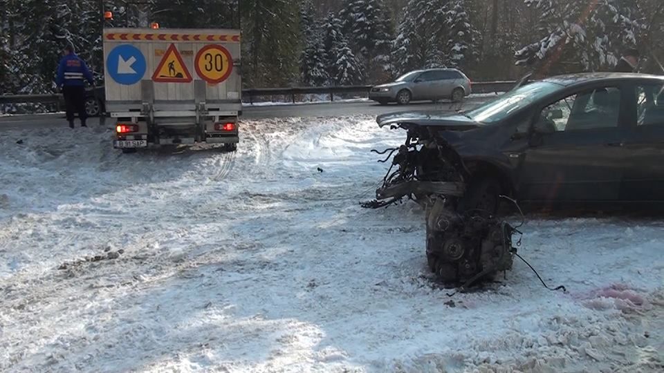 Patru persoane rănite după coliziunea dintre două autovehicule FOTO