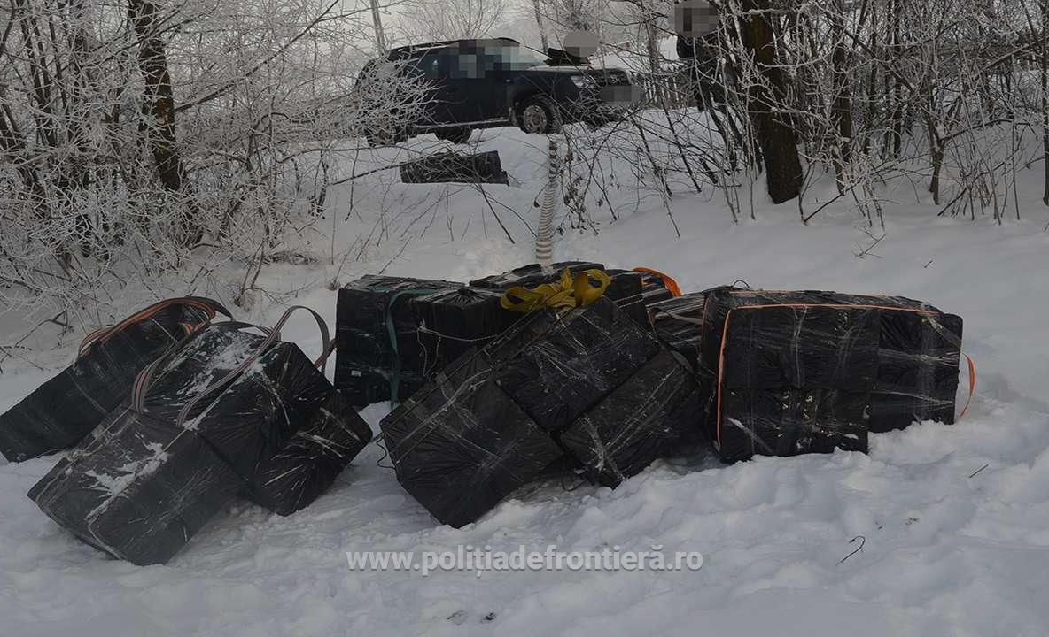Țigări în valoare de peste 160.000 lei, abandonate de contrabandiști FOTO