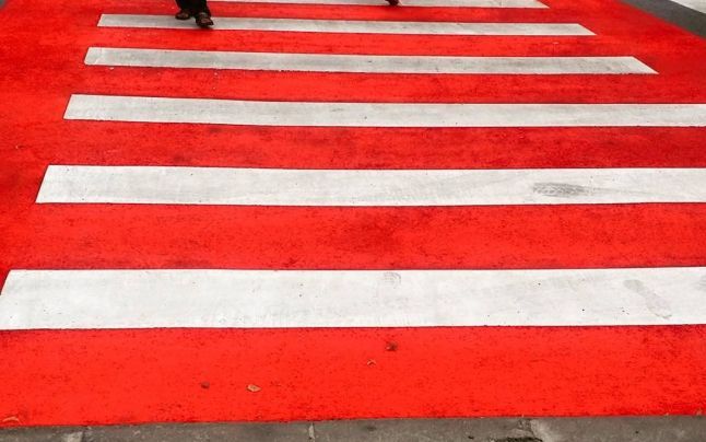 Un bărbat a fost lovit de o mașină pe trecerea de pietoni