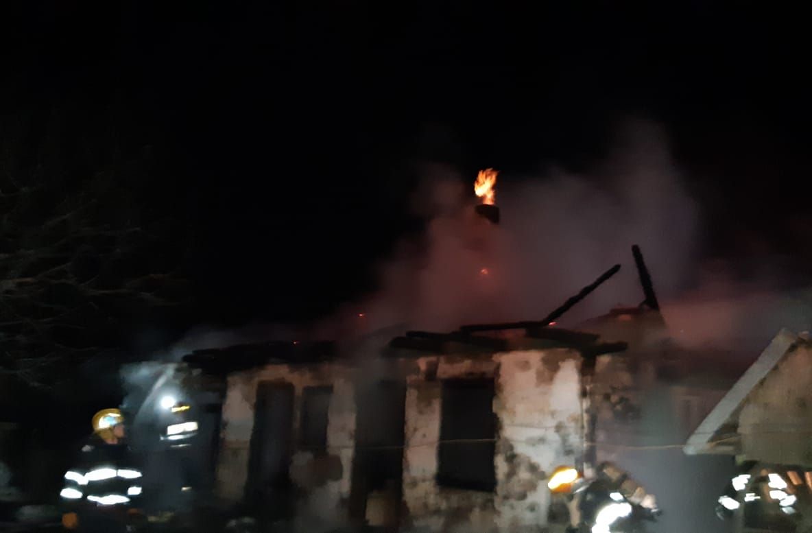 Incendiu la o casă din Mitocu Dragomirnei. Un bătrân a fost găsit mort FOTO