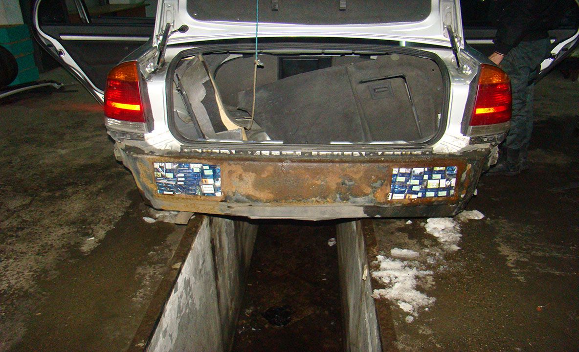 Autoturism "blindat" cu 3.000 pachete cu țigări, depistat la frontieră FOTO