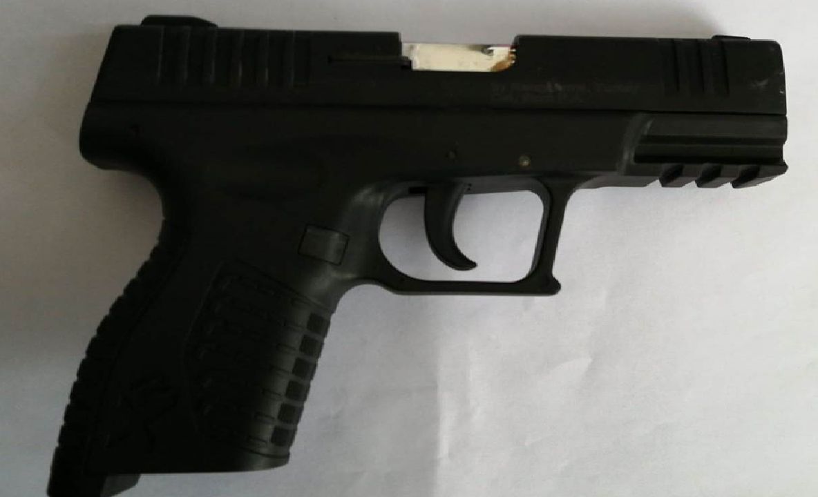 Pistol fără acte, descoperit la Vama Siret FOTO