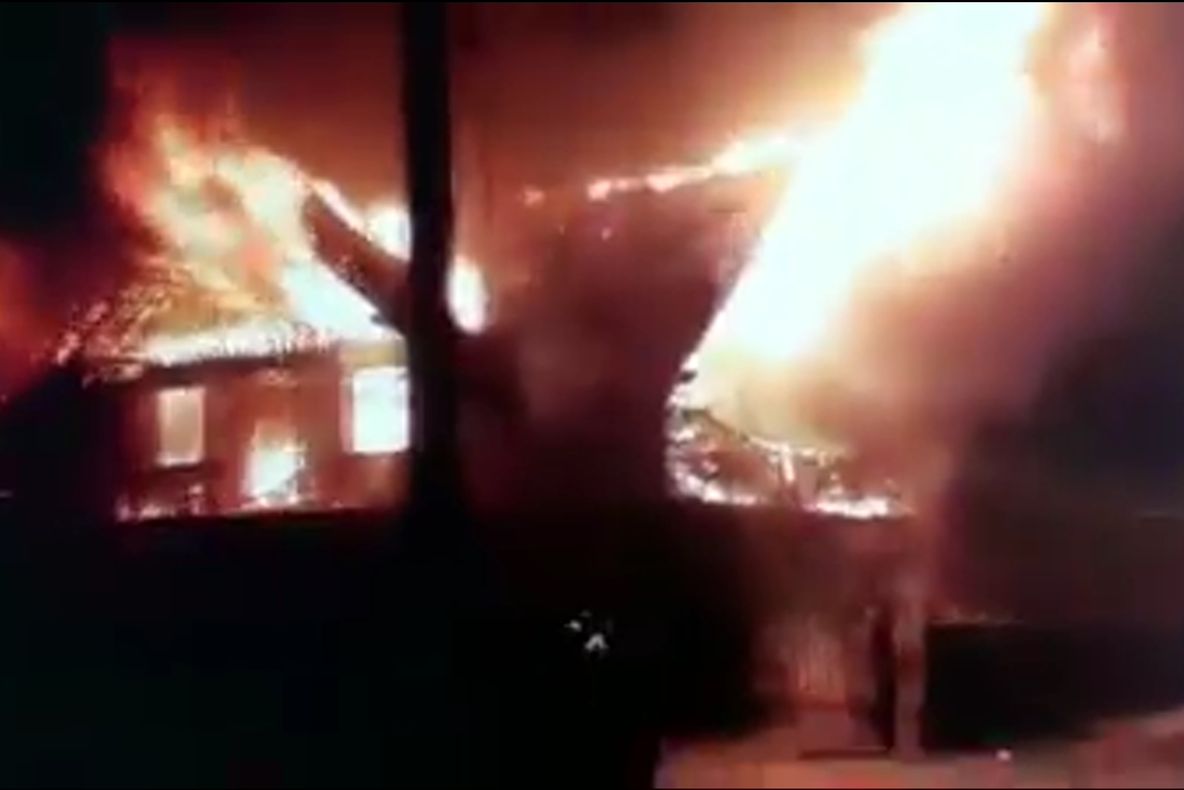 Incendiu puternic la o casă din Marginea. Pompierii au intervenit cu cinci autospeciale FOTO