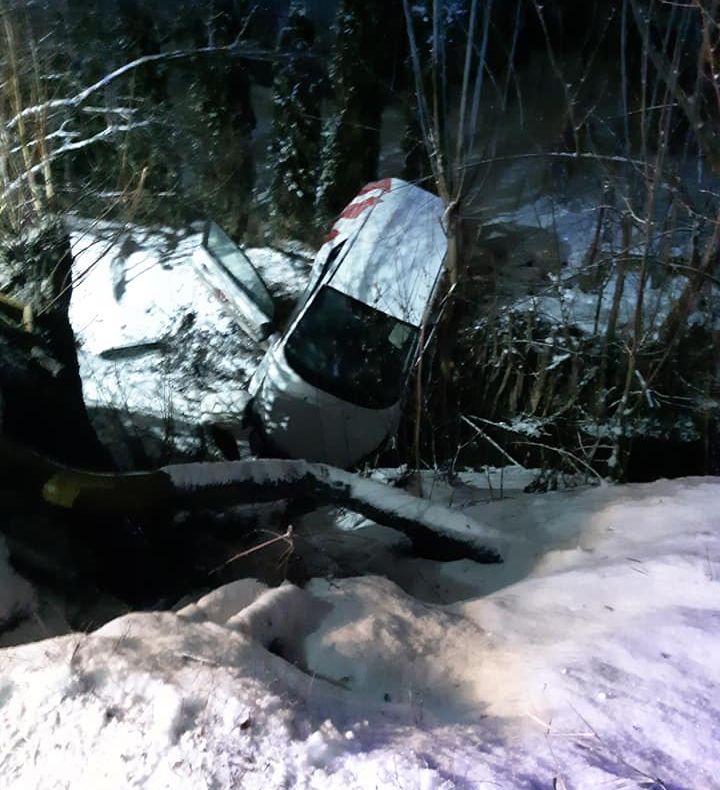 Accident rutier pe raza localității Ipotești. Un tânăr a ajuns cu mașina în albia unui pârâu FOTO