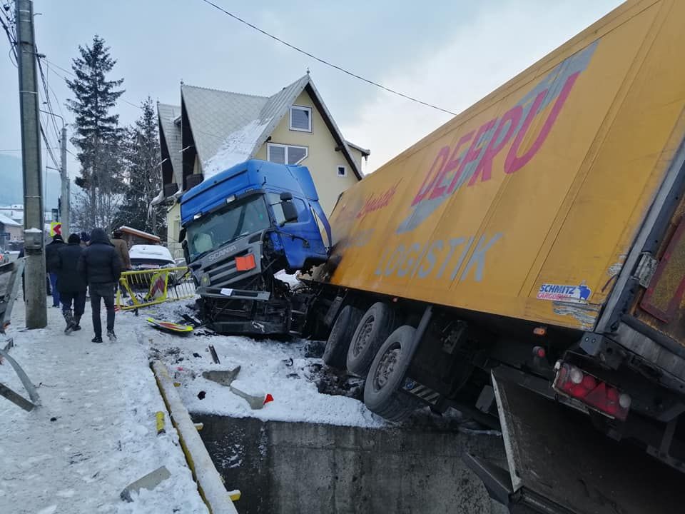 Un tir scăpat de sub control a făcut prăpăd la intrare în municipiul Câmpulung Moldovenesc FOTO