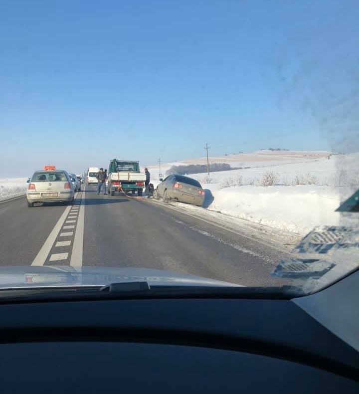 Accident provocat de un șofer neatent. O femeie a fost rănită FOTO