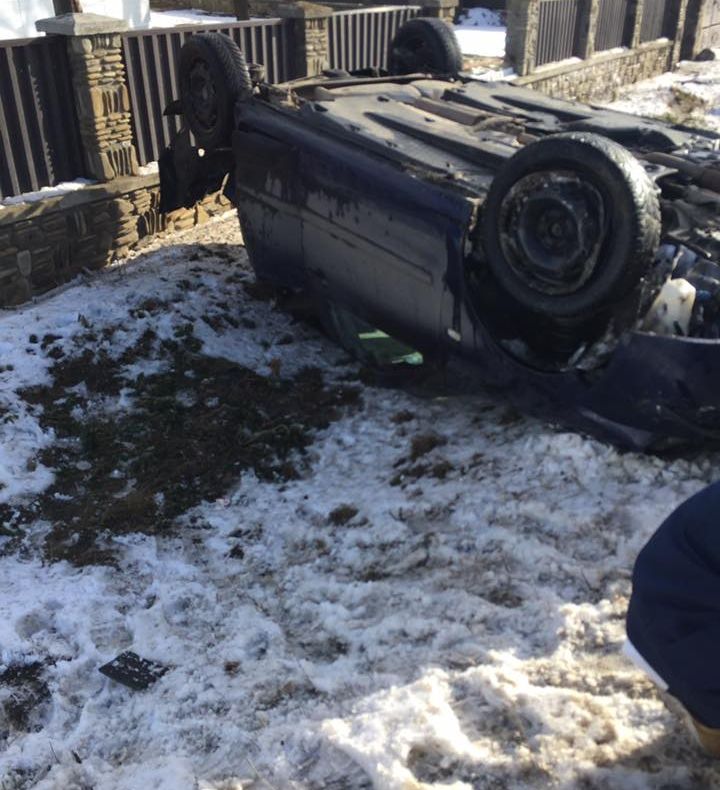 Un tânăr s-a răsturnat cu mașina din cauza vitezei FOTO