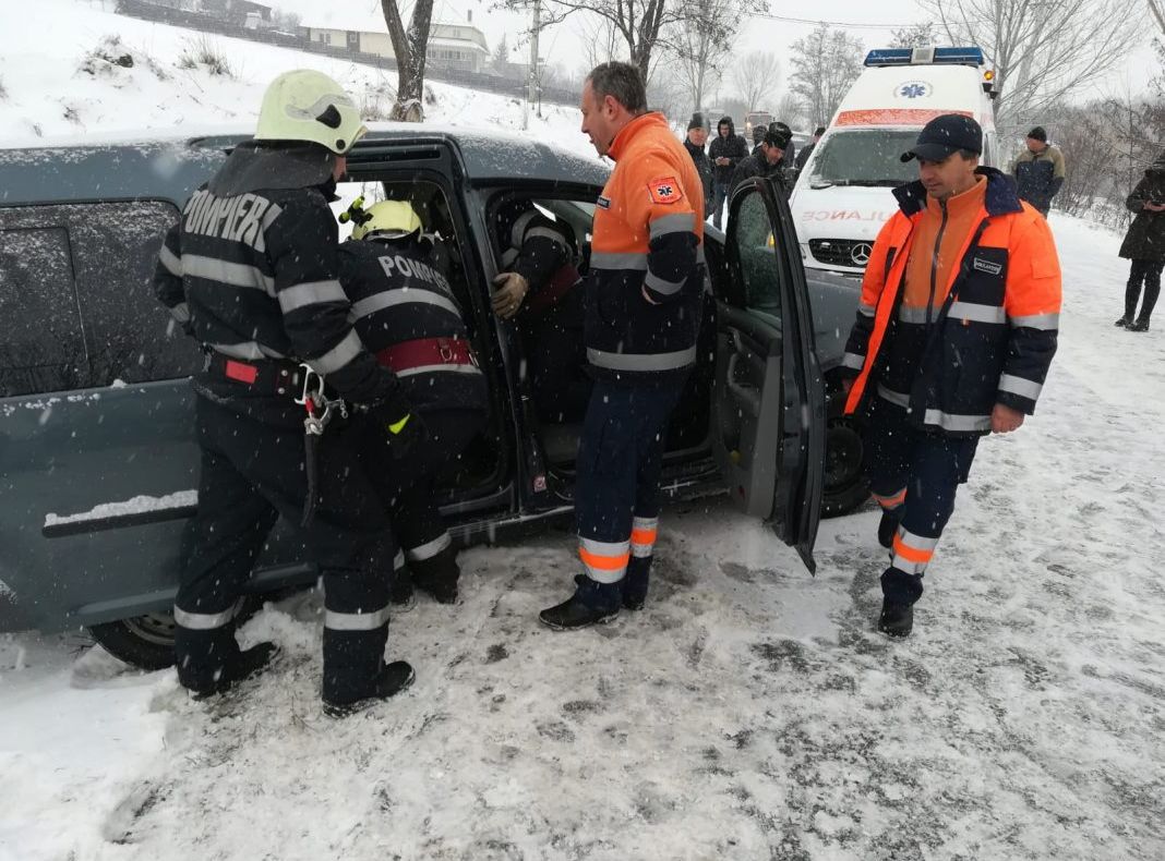 Suceveni răniți într-un accident pe raza județului Neamț FOTO