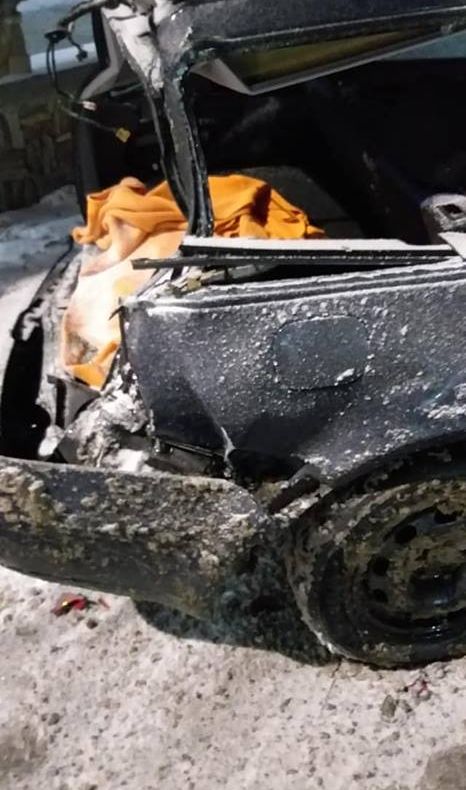 Un șofer și-a lăsat mașina parcată în fața unei pensiuni și a găsit-o distrusă FOTO