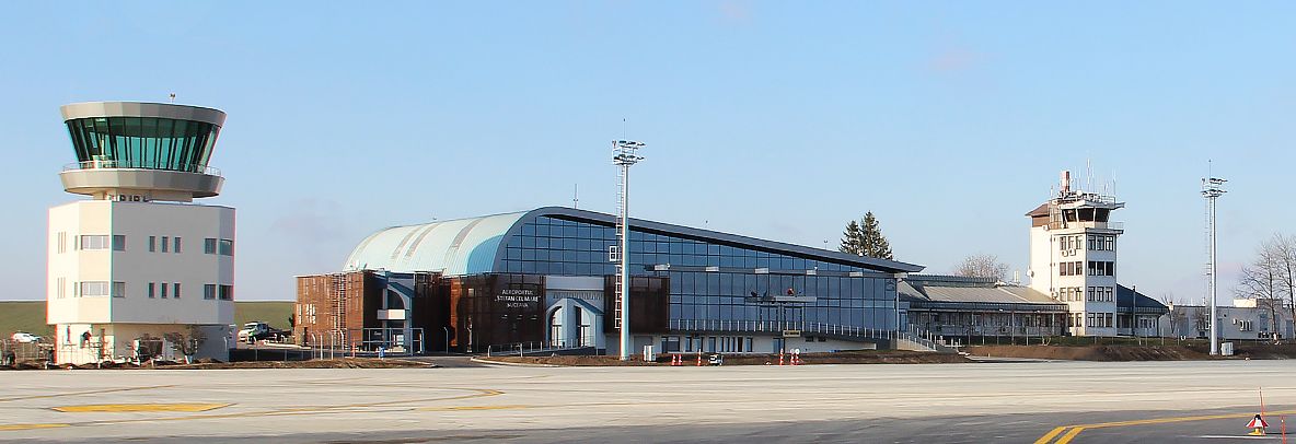 Un bărbat din Vicovu de Sus condamnat la închisoare, săltat de polițiști de pe Aeroportul Salcea