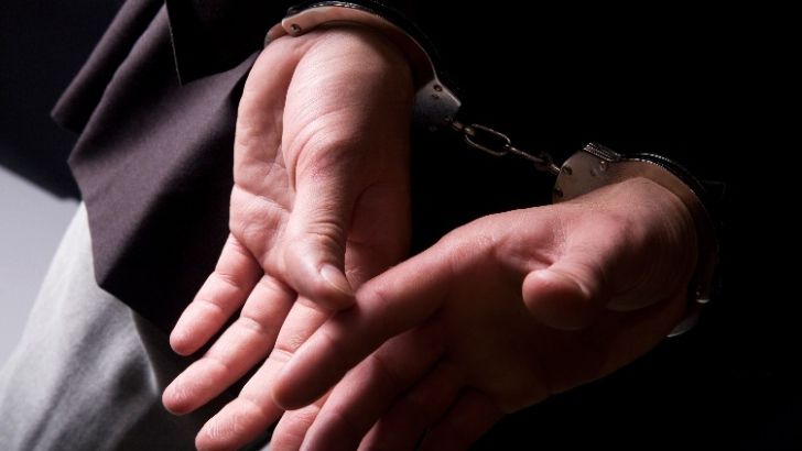 Tată și fiu, arestați după ce au atacat doi polițiști cu parul