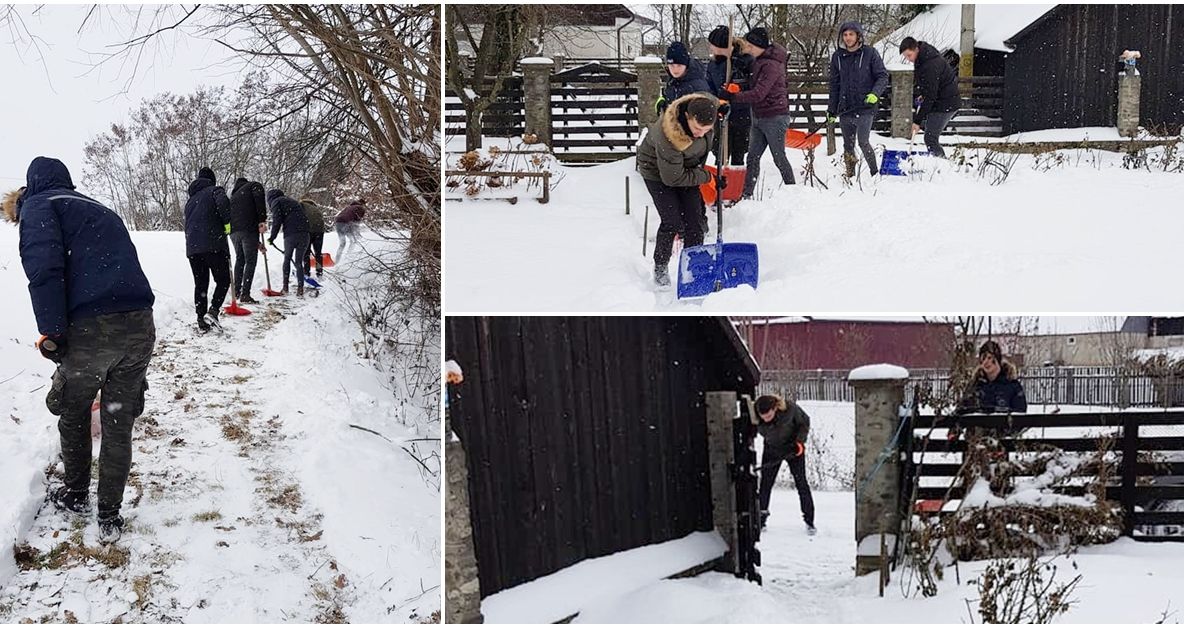 FOTO Tinerii dintr-o comună din Suceava au curățat zăpada din gospodăriile bătrânilor din localitate