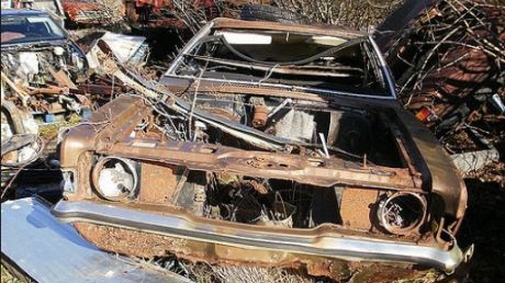 Un bărbat fără permis a provocat un accident cu o victimă. Pentru a nu fi prins de polițiști a vândut mașina avariată la dezmembrări